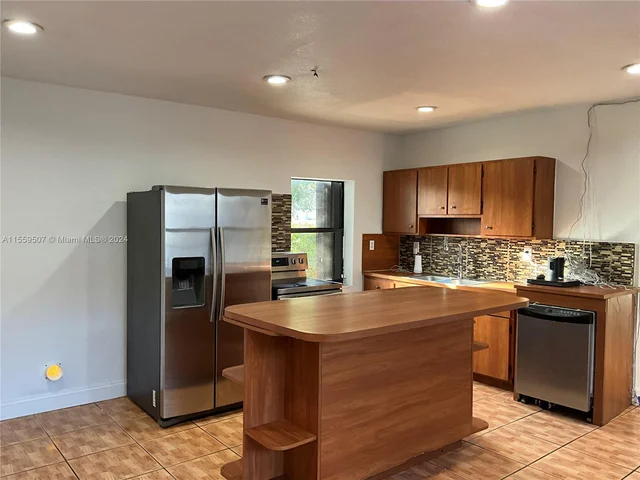 1044 NW 51st St, Miami FL 33127