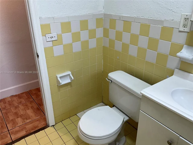 1044 NW 51st St, Miami FL 33127