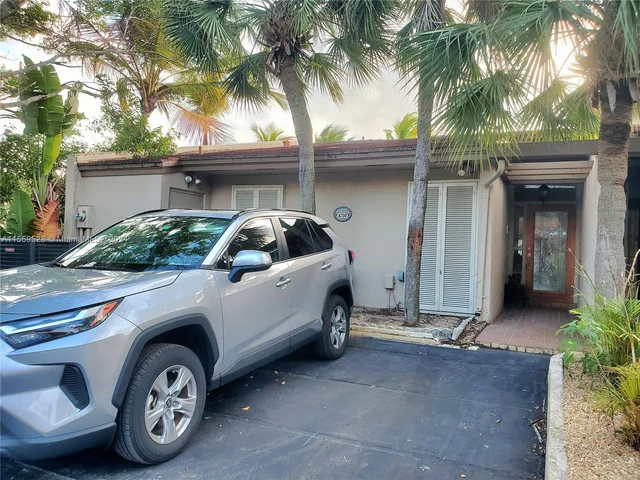 8350 Dundee Ter, Miami Lakes FL 33016