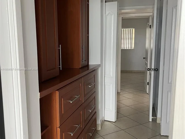 1750 NE 191st St # 4, Miami FL 33179