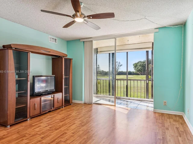 9811 N Hollybrook Lake Dr # 208, Pembroke Pines FL 33025