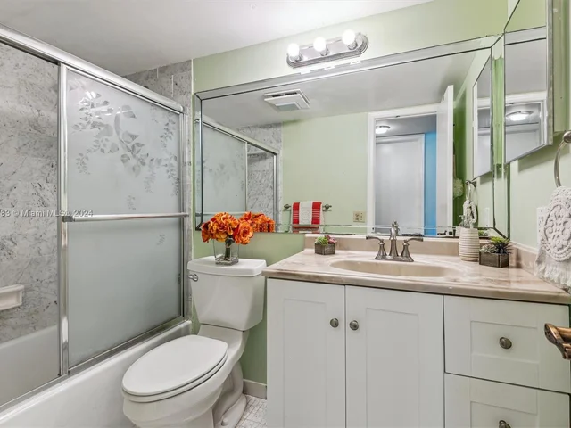 9811 N Hollybrook Lake Dr # 208, Pembroke Pines FL 33025