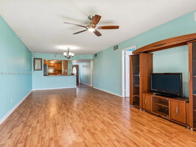 9811 N Hollybrook Lake Dr # 208, Pembroke Pines FL 33025