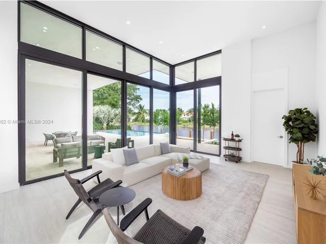 1635 Diplomat Pkwy, Hollywood FL 33019