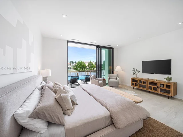 1635 Diplomat Pkwy, Hollywood FL 33019