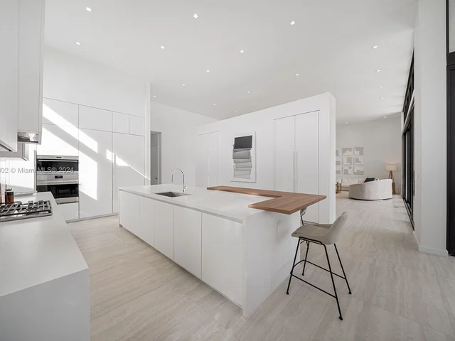 1635 Diplomat Pkwy, Hollywood FL 33019