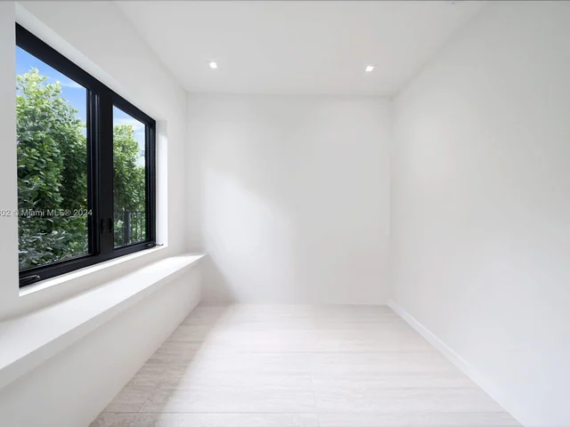 1635 Diplomat Pkwy, Hollywood FL 33019