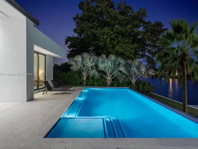 1635 Diplomat Pkwy, Hollywood FL 33019