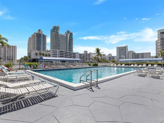 600 Parkview Dr # 726, Hallandale Beach FL 33009