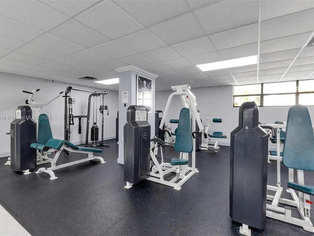 600 Parkview Dr # 726, Hallandale Beach FL 33009