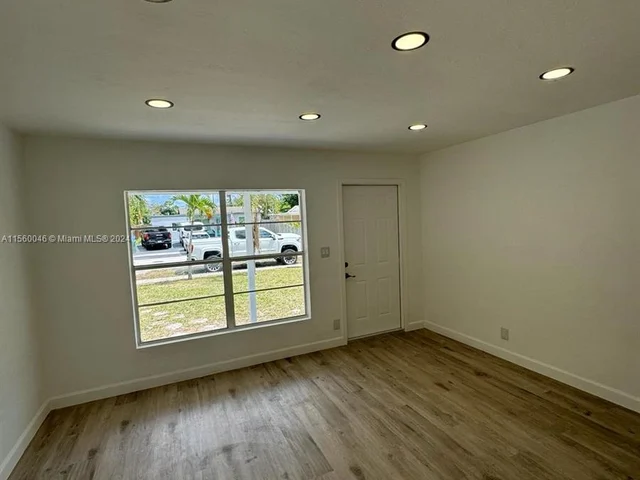 5241 NE 2nd Ter, Oakland Park FL 33334