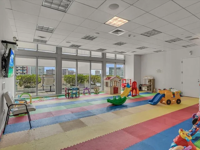 79 SW 12th St, Miami FL 33130