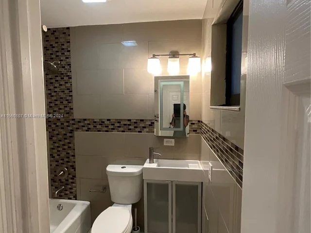 288 NW 47th St, Miami FL 33127