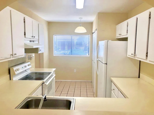 309 Palm Cir E # 309, Pembroke Pines FL 33025