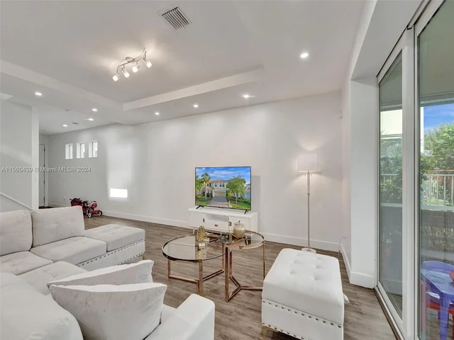 4334 Large Leaf Ln, Hollywood FL 33021