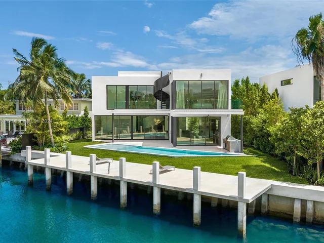 3172 N Bay Rd, Miami Beach FL 33140