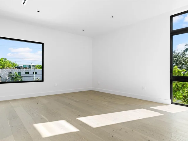 3172 N Bay Rd, Miami Beach FL 33140