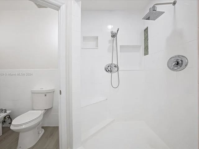 7513 Bounty Ave, North Bay Village FL 33141