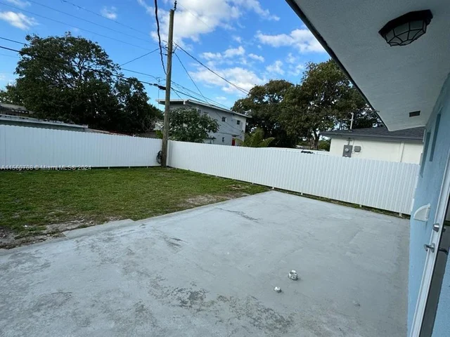 1222 NW 102nd St # 1222, Miami FL 33147