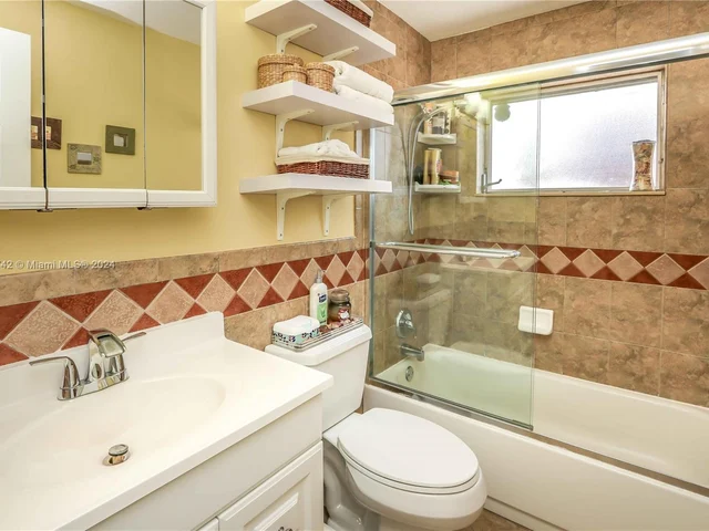 828 Johnson St, Hollywood FL 33019