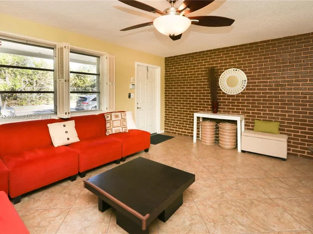 828 Johnson St, Hollywood FL 33019