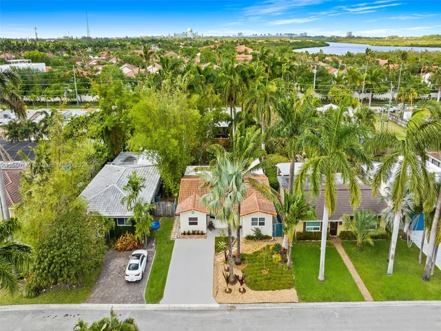 1025 Lincoln St, Hollywood FL 33019