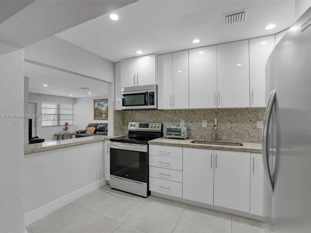 862 W 79th St, Hialeah FL 33014