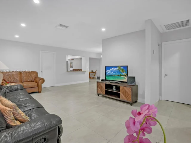 862 W 79th St, Hialeah FL 33014