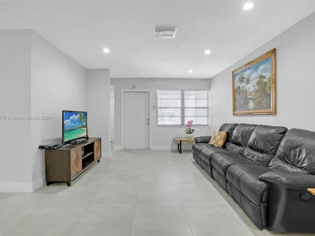 862 W 79th St, Hialeah FL 33014