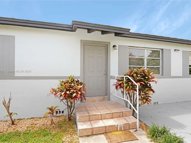 3581 SW 17th St, Miami FL 33145