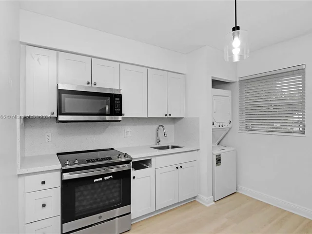 3581 SW 17th St, Miami FL 33145