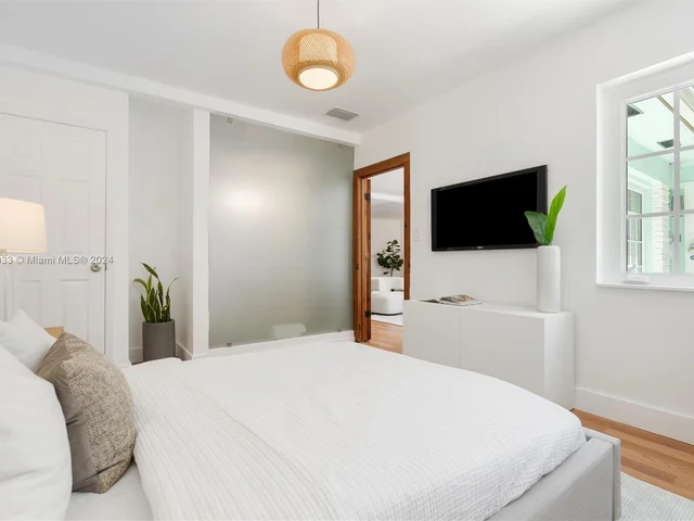 899 NE 71st St, Miami FL 33138