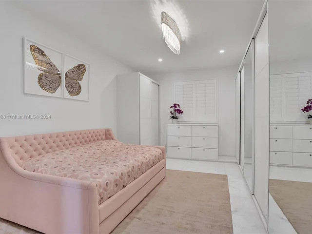 1000 Venetian Way # 101, Miami FL 33139