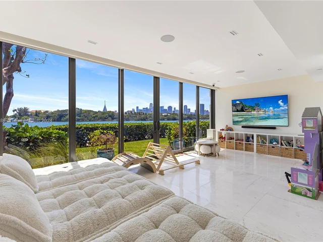 1000 Venetian Way # 101, Miami FL 33139