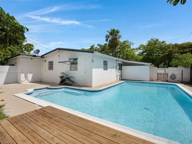 700 SW 67th Ave, Pembroke Pines FL 33023