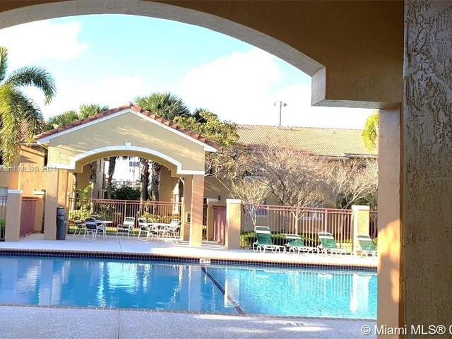 7901 NW 6th St # 204, Pembroke Pines FL 33024