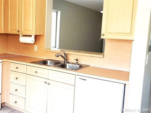 7901 NW 6th St # 204, Pembroke Pines FL 33024