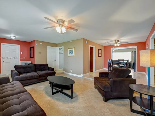 511 NW 98th Ave, Pembroke Pines FL 33024