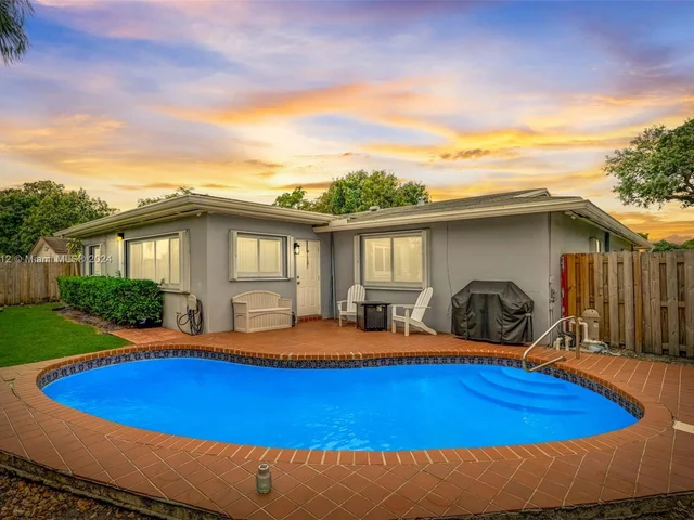 511 NW 98th Ave, Pembroke Pines FL 33024