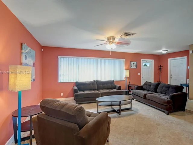 511 NW 98th Ave, Pembroke Pines FL 33024