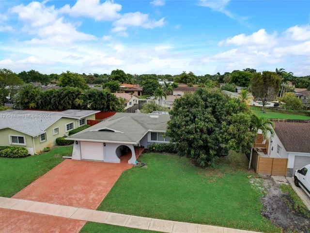 511 NW 98th Ave, Pembroke Pines FL 33024