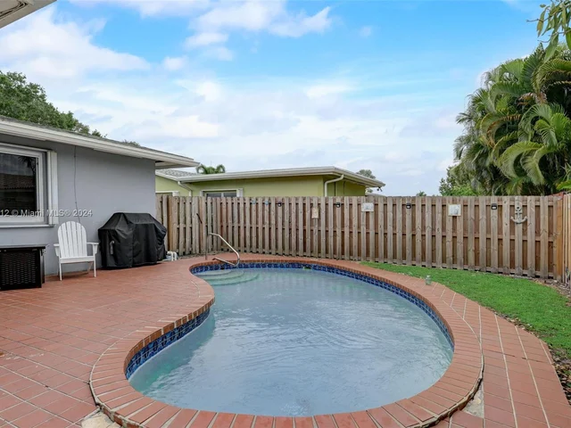 511 NW 98th Ave, Pembroke Pines FL 33024