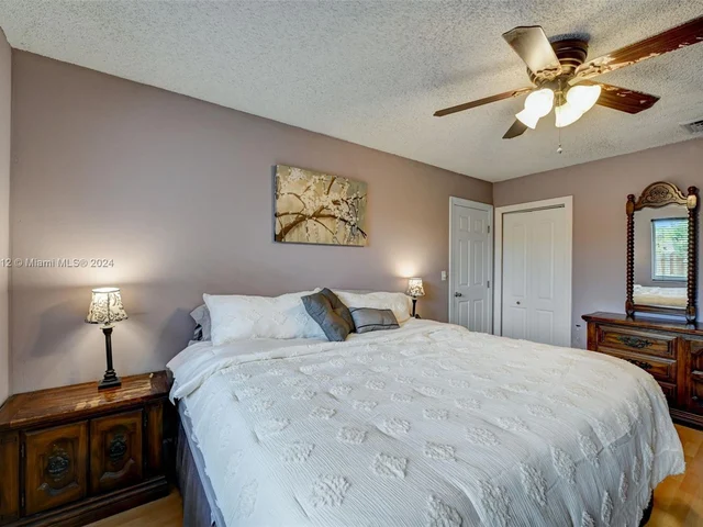 511 NW 98th Ave, Pembroke Pines FL 33024