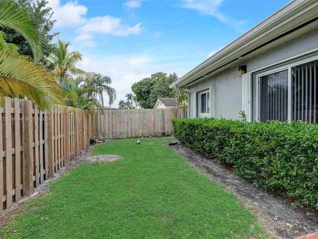 511 NW 98th Ave, Pembroke Pines FL 33024