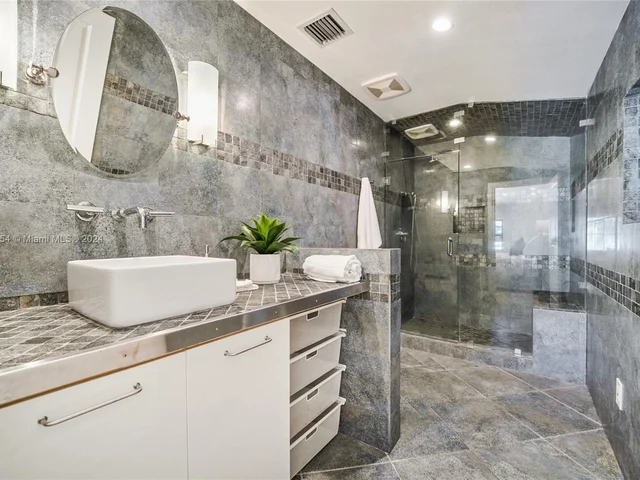 4270 N Michigan Ave, Miami Beach FL 33140