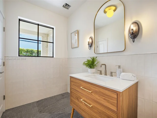 4270 N Michigan Ave, Miami Beach FL 33140