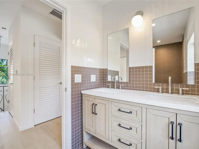 4270 N Michigan Ave, Miami Beach FL 33140