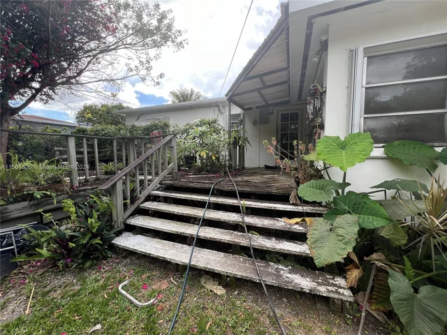 151 NW 146th St, Miami FL 33168