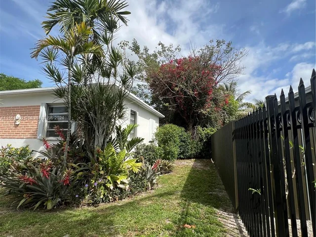 151 NW 146th St, Miami FL 33168