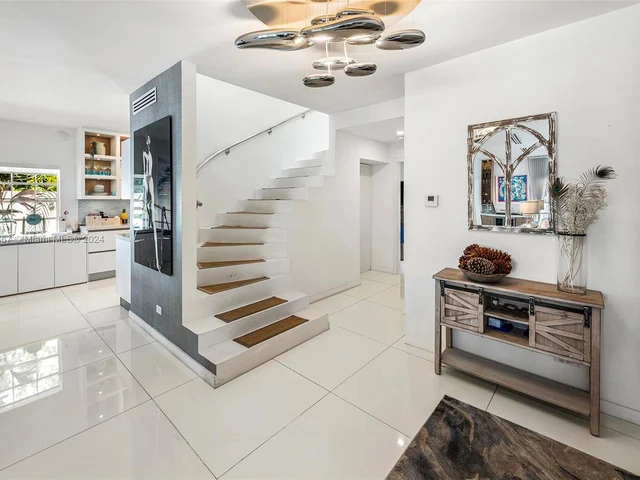 244 W San Marino Dr, Miami Beach FL 33139